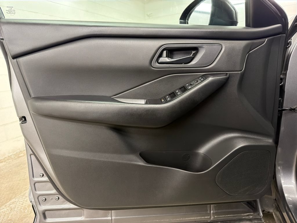 Used 2024 Nissan Rogue S FWD image 16