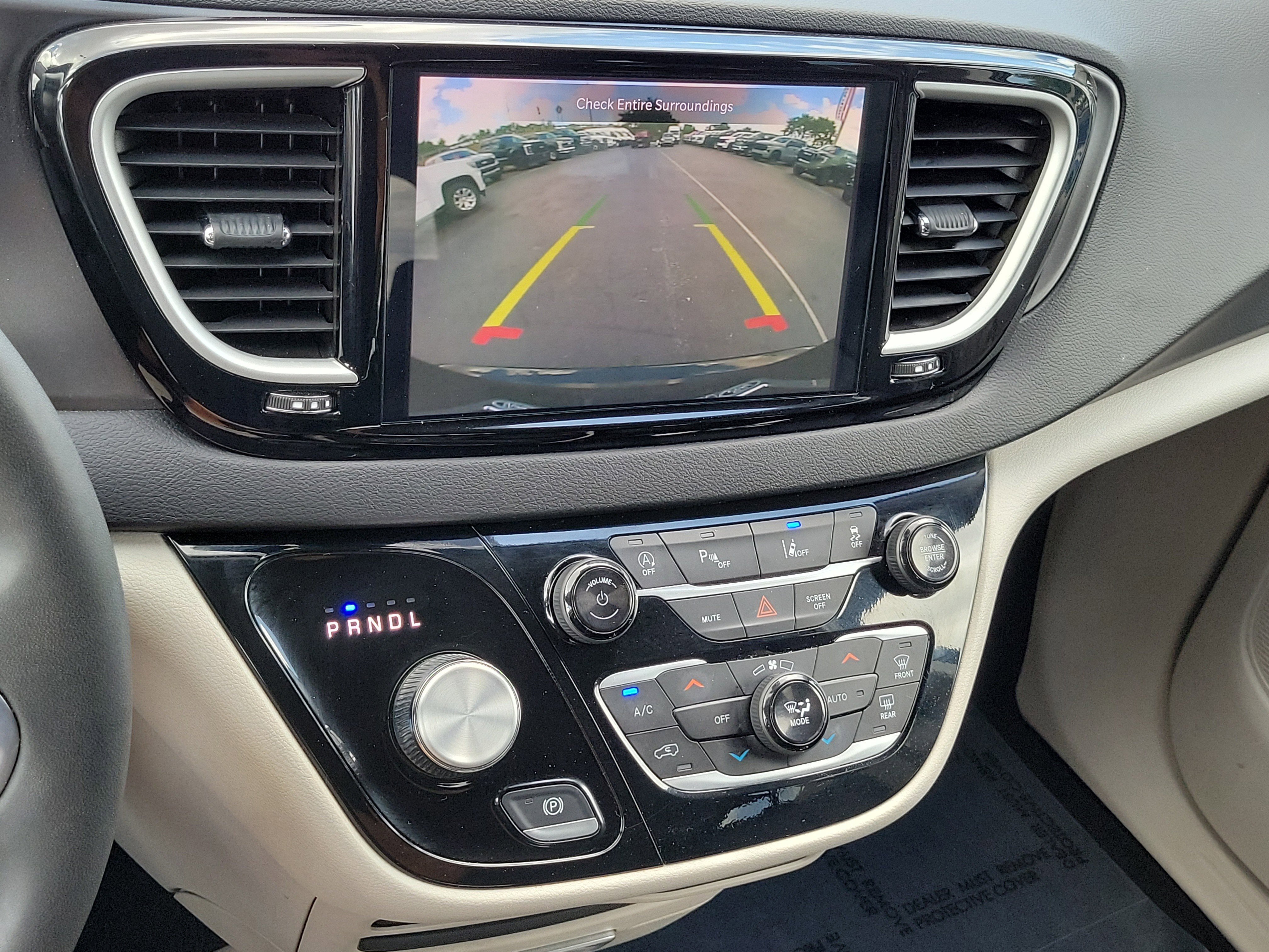 Used 2024 Chrysler Pacifica Touring-L FWD image 26