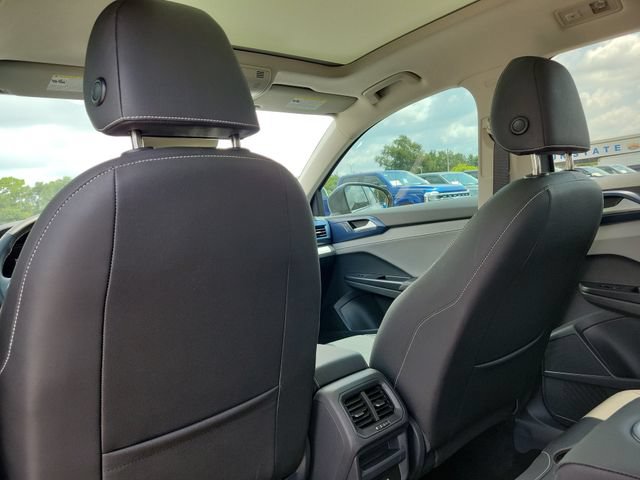Used 2024 Volkswagen Taos SE w/ Panoramic Sunroof Package AWD/4WD image 11