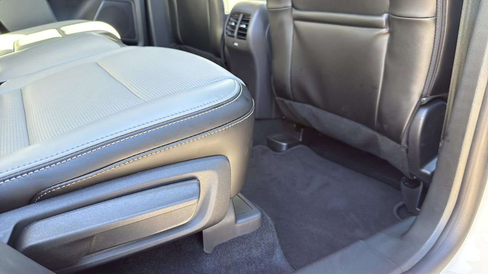 Certified 2025 Ford Escape Platinum w/ Class II Trailer Tow Package image 27