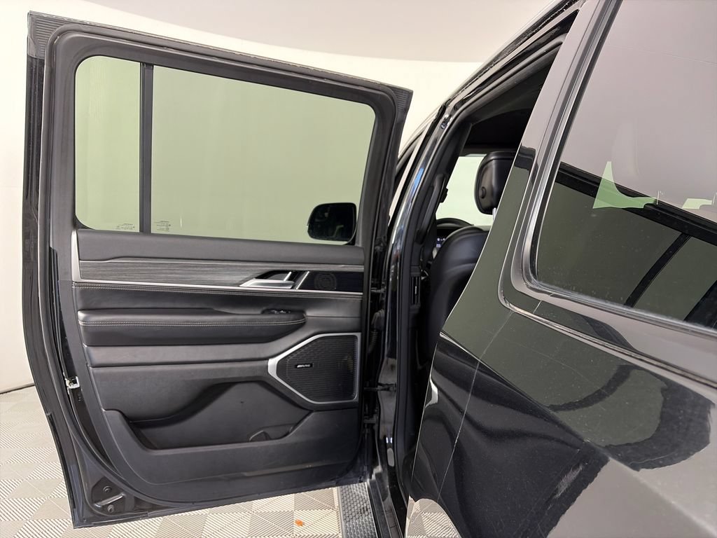 Used 2024 Jeep Wagoneer L Series II w/ Flexible Seating Group AWD/4WD image 12