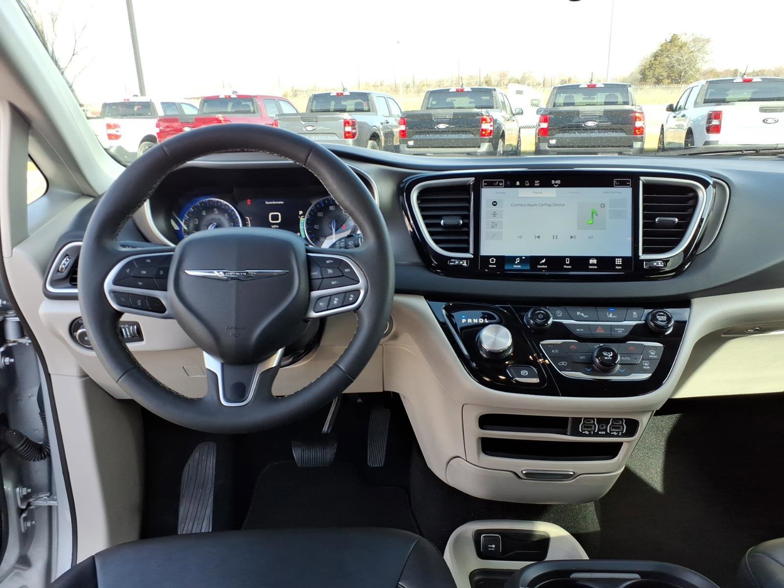 Used 2024 Chrysler Pacifica Touring-L image 15