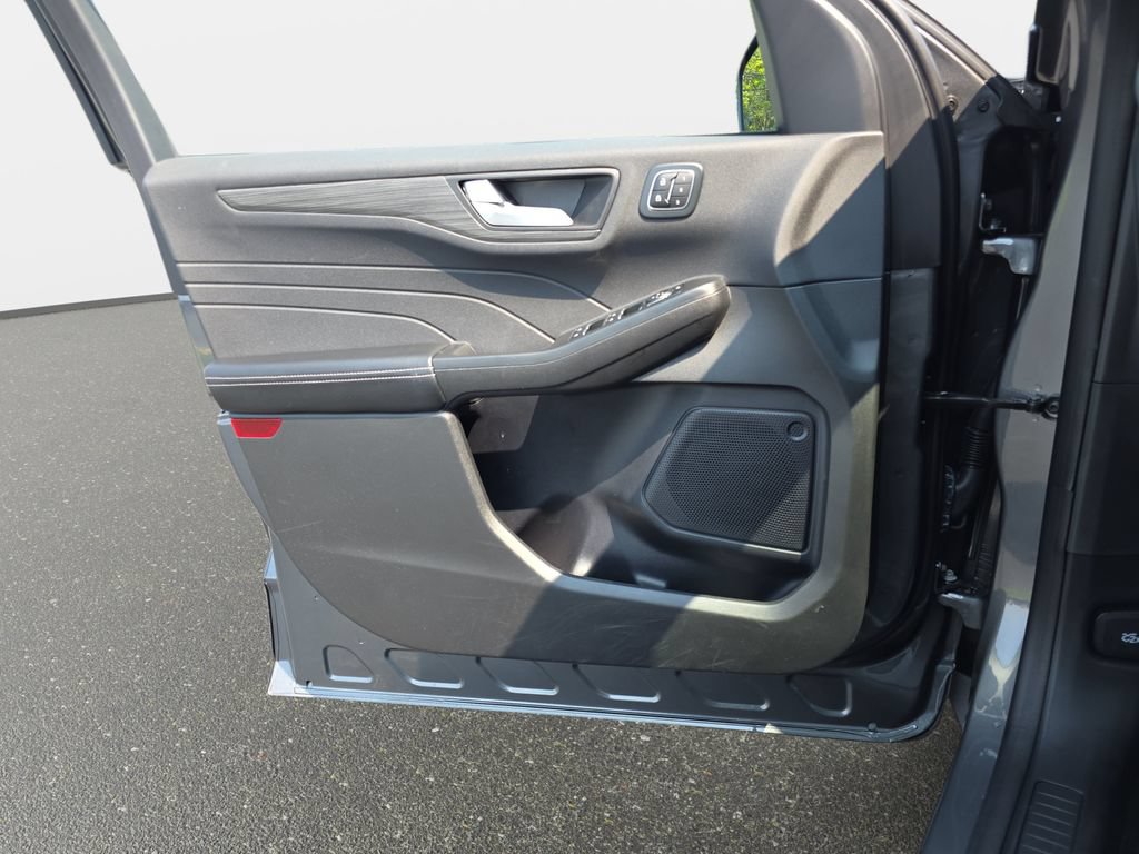 Certified 2023 Ford Escape Platinum AWD/4WD image 25