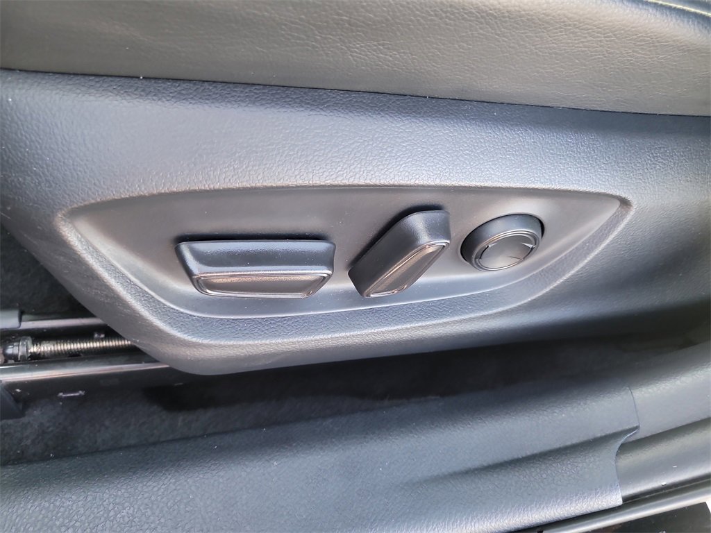 Used 2020 Toyota Camry SE image 16