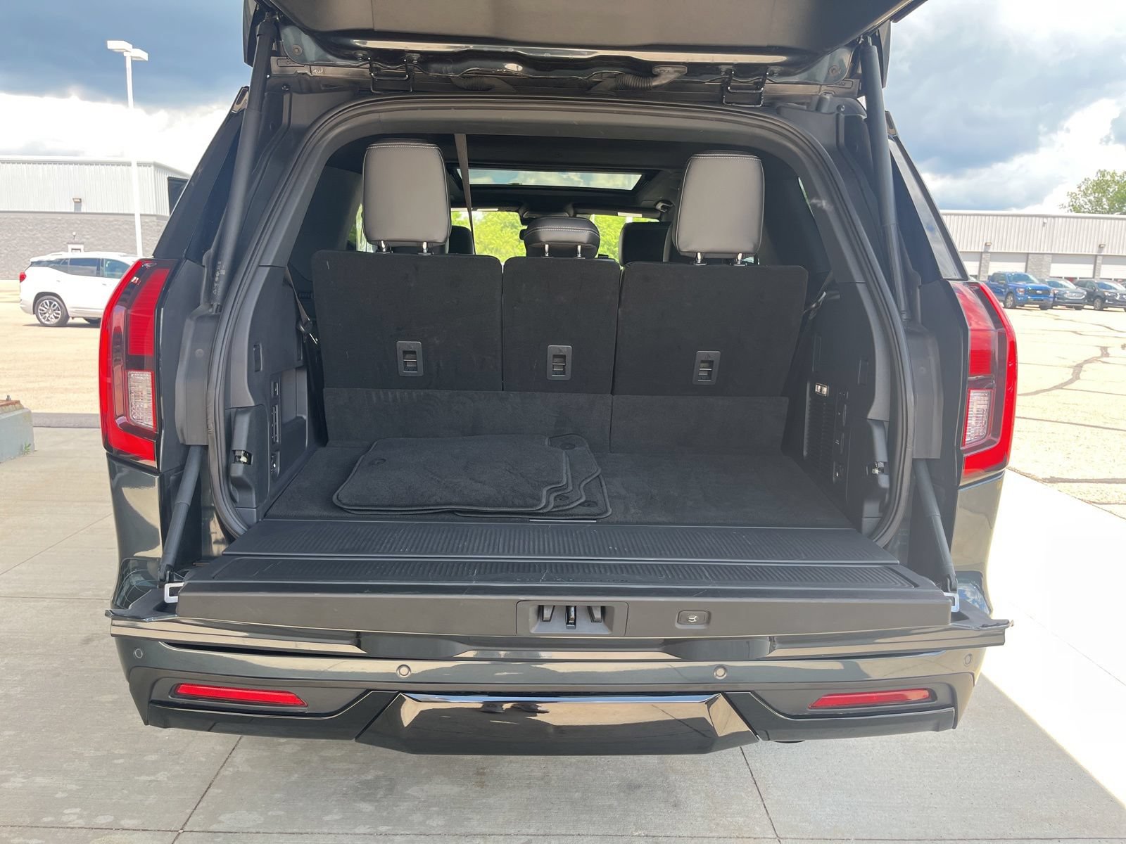 Certified 2025 Ford Expedition Platinum w/ Stealth Performance Package AWD/4WD image 16