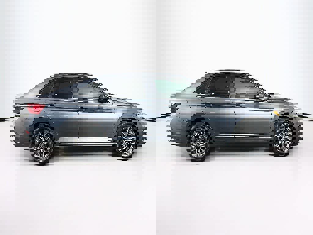 Used 2024 Volkswagen Jetta SE FWD image 6