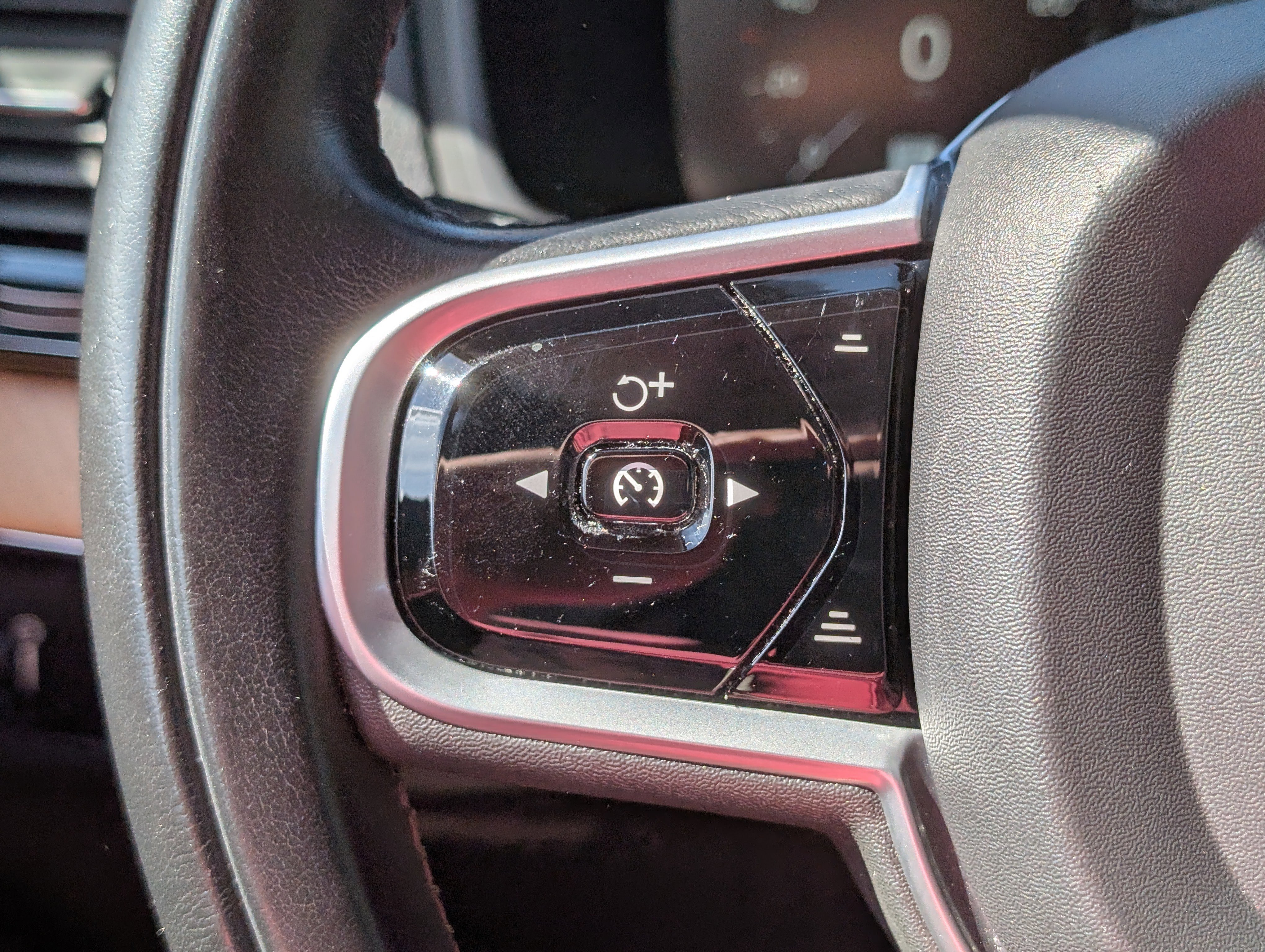 Used 2021 Volvo XC90 T6 Momentum w/ Advanced Package image 26