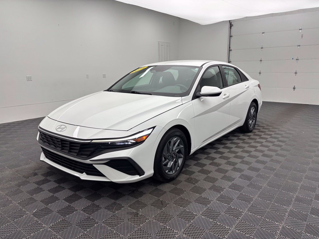 Used 2024 Hyundai Elantra SEL FWD image 2