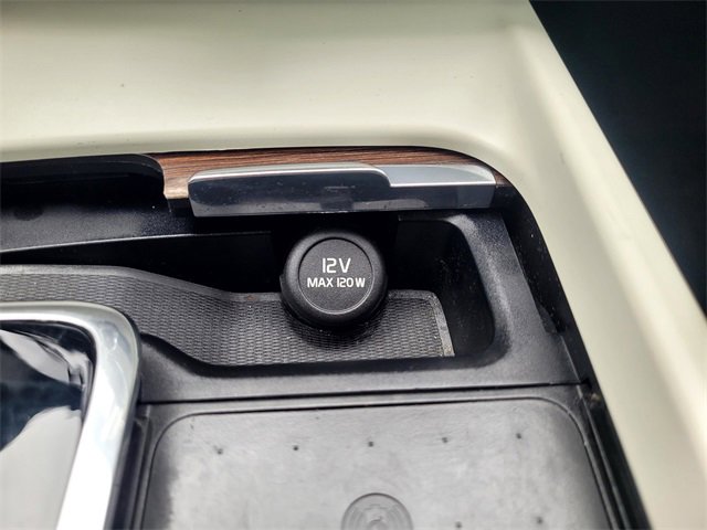 Used 2022 Volvo XC60 B5 Momentum image 17