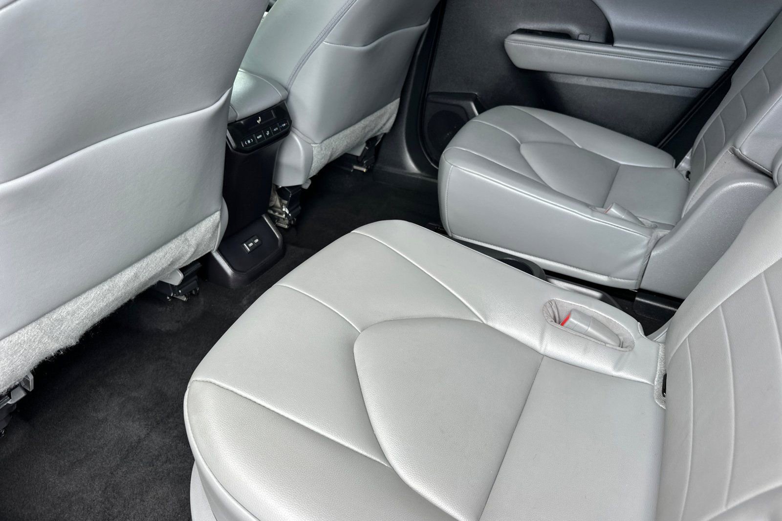 Used 2022 Toyota Highlander XLE AWD/4WD image 8