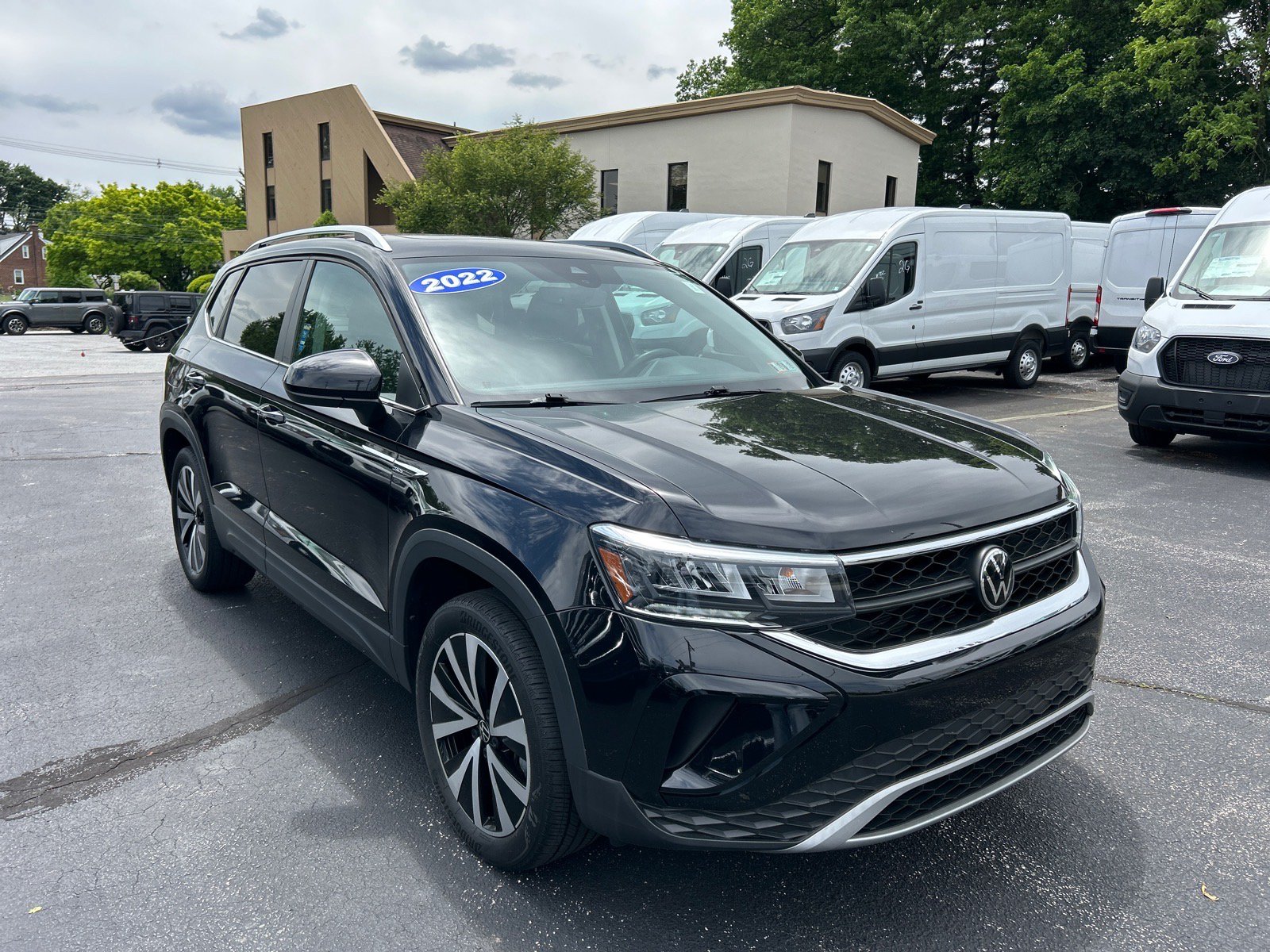 Used 2022 Volkswagen Taos SE w/ Panoramic Sunroof Package AWD/4WD image 3