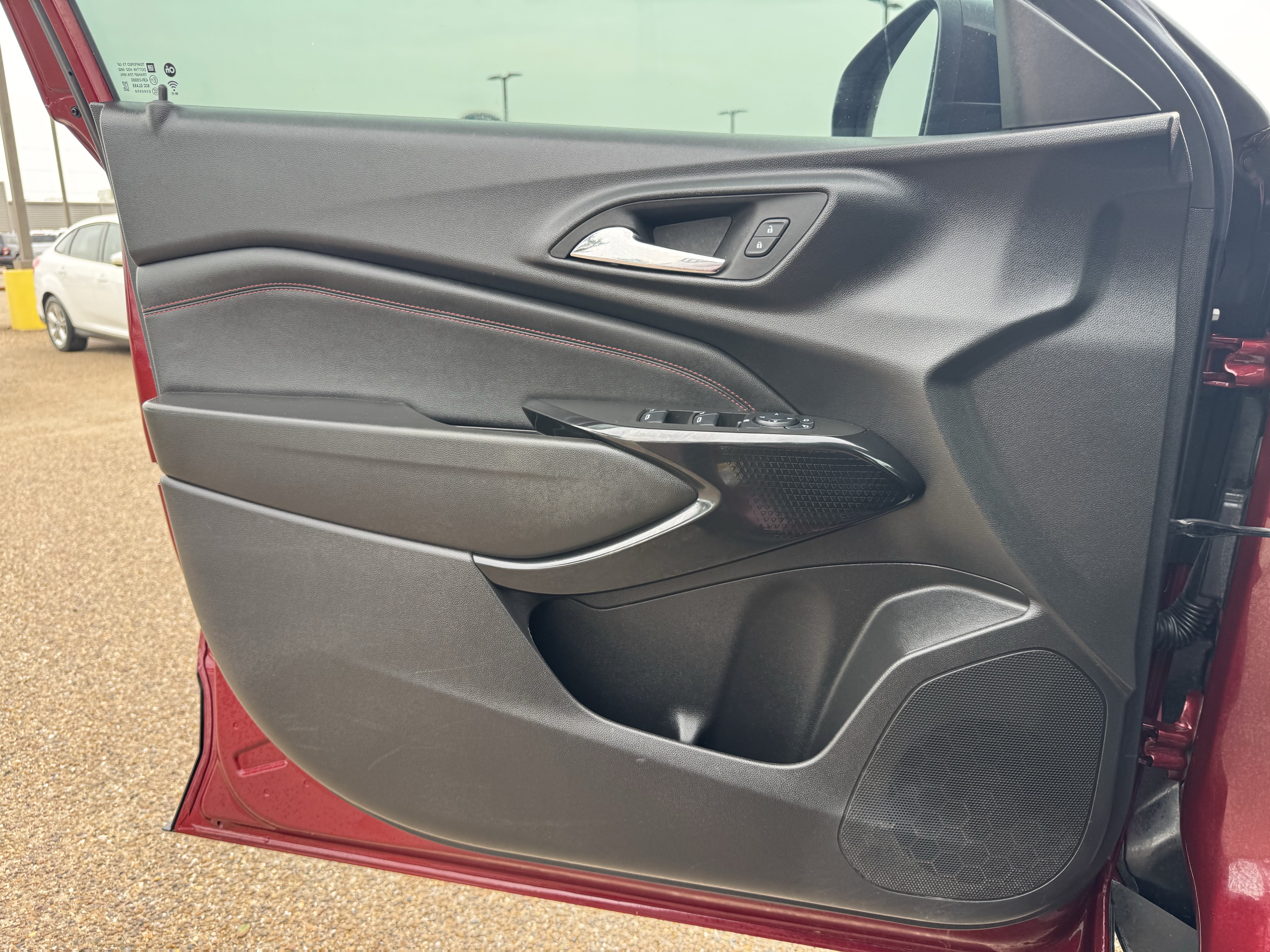 Used 2025 Chevrolet Trax RS w/ Sunroof Package FWD image 19