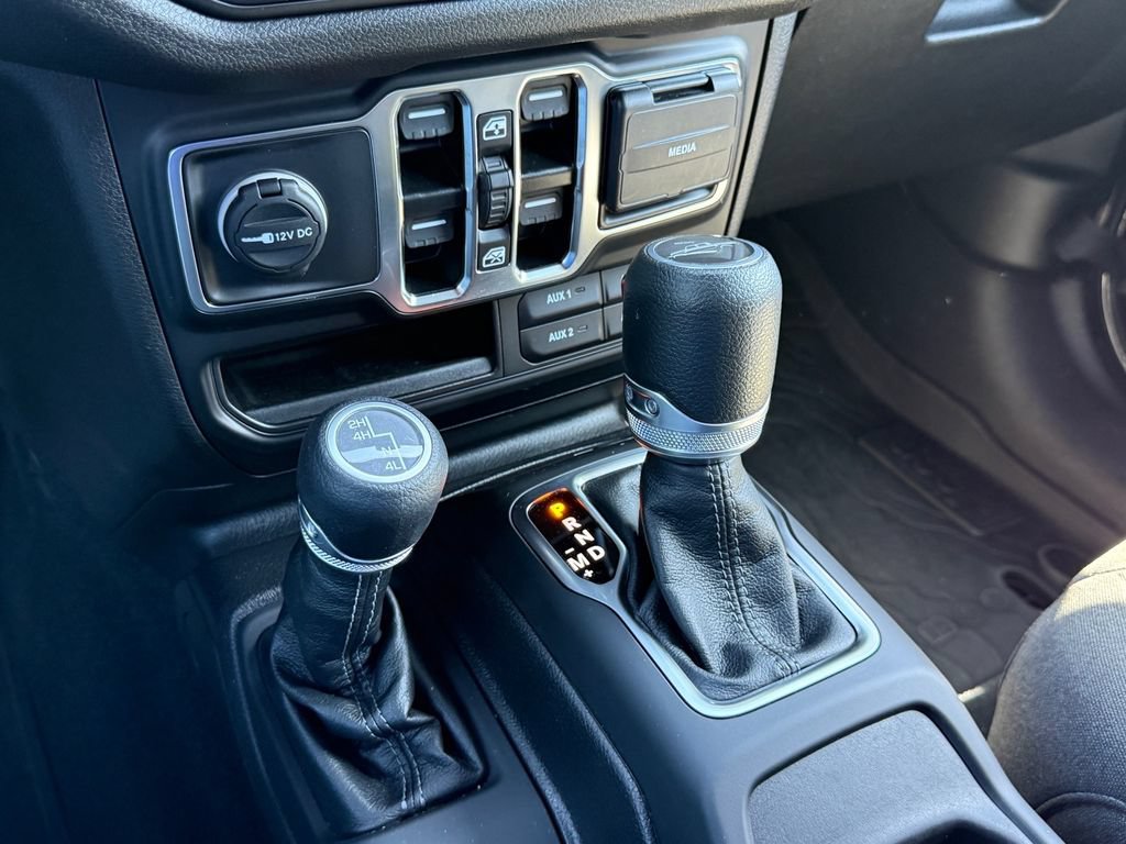 Used 2024 Jeep Gladiator Sport AWD/4WD image 16