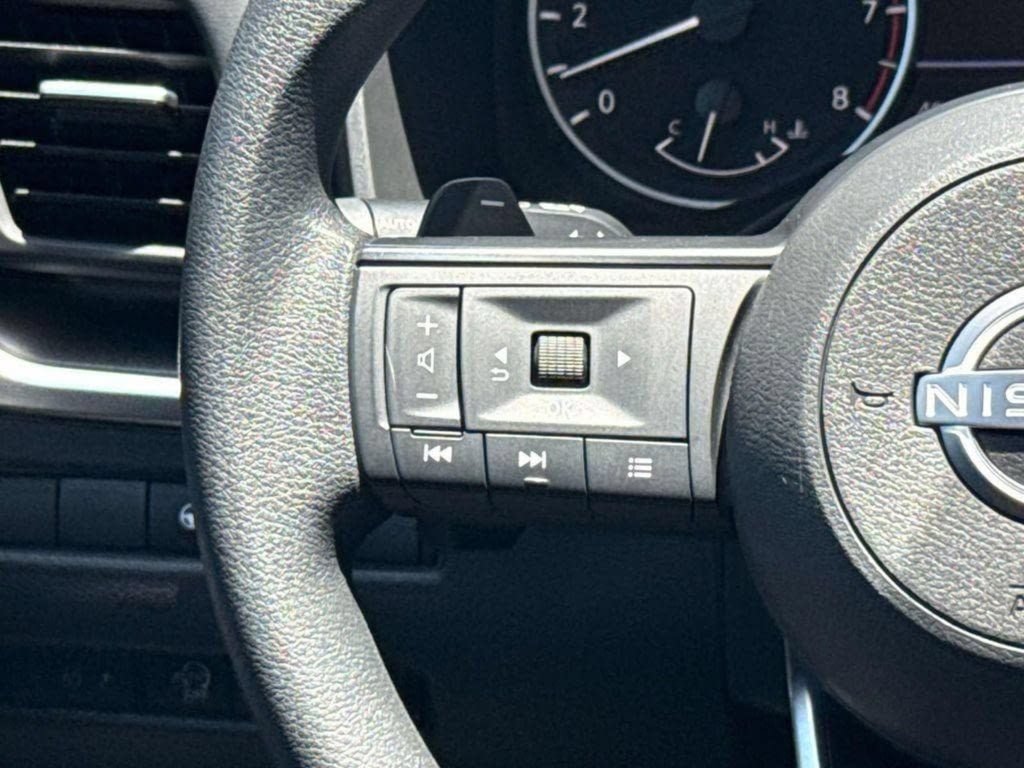 Used 2024 Nissan Rogue SV AWD/4WD image 15