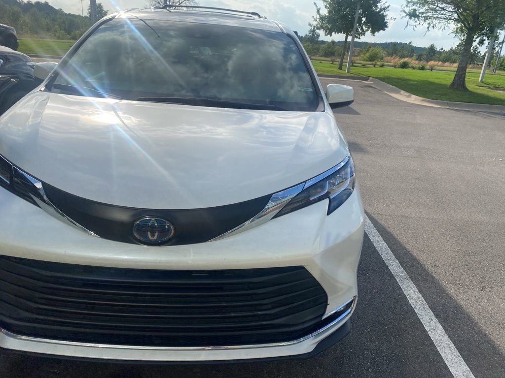 Used 2021 Toyota Sienna XLE FWD image 2