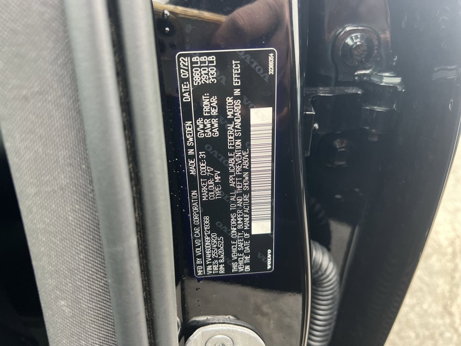 Used 2023 Volvo XC60 T8 Plus w/ Protection Package Premier image 29