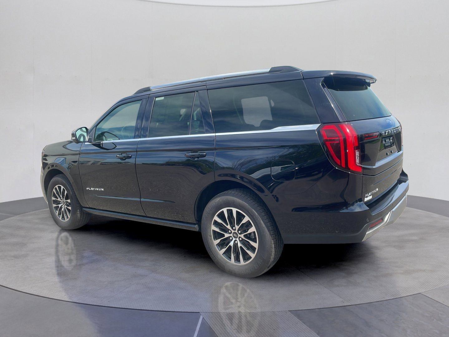 Certified 2025 Ford Expedition Platinum AWD/4WD image 3