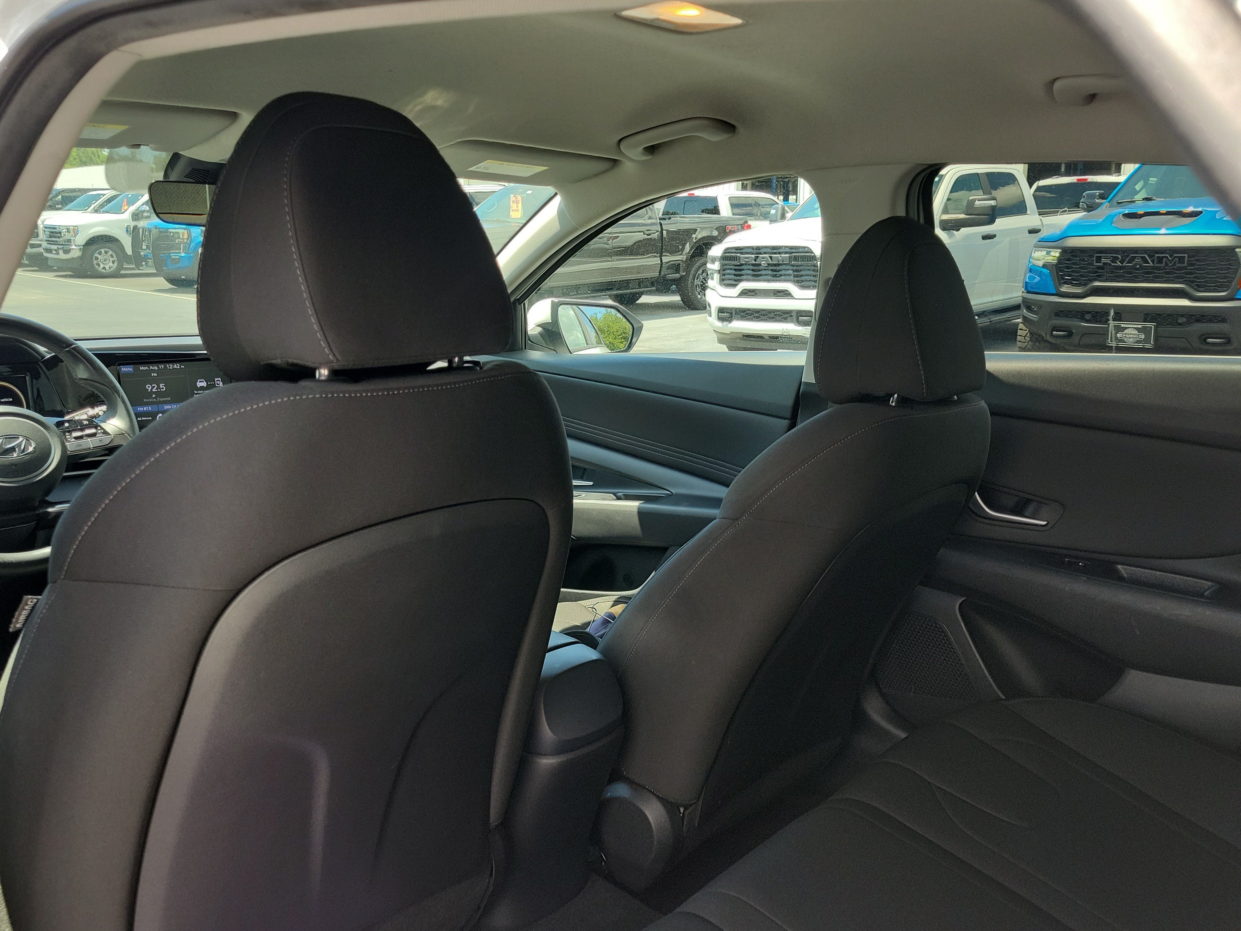 Used 2022 Hyundai Elantra SEL w/ Convenience Package FWD image 12