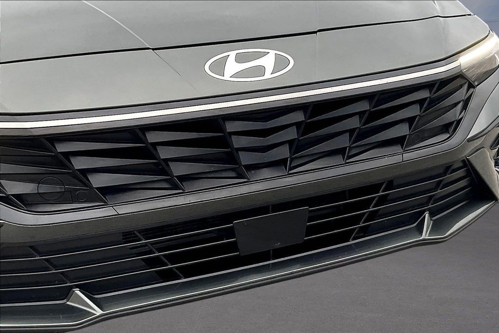 Used 2025 Hyundai Elantra SEL FWD image 31