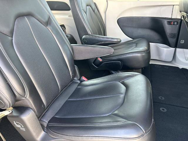 Used 2023 Chrysler Pacifica Touring-L FWD image 16
