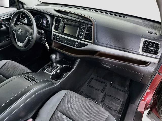 Used 2018 Toyota Highlander LE w/ Carpet Mat Package (TMS) AWD/4WD image 32