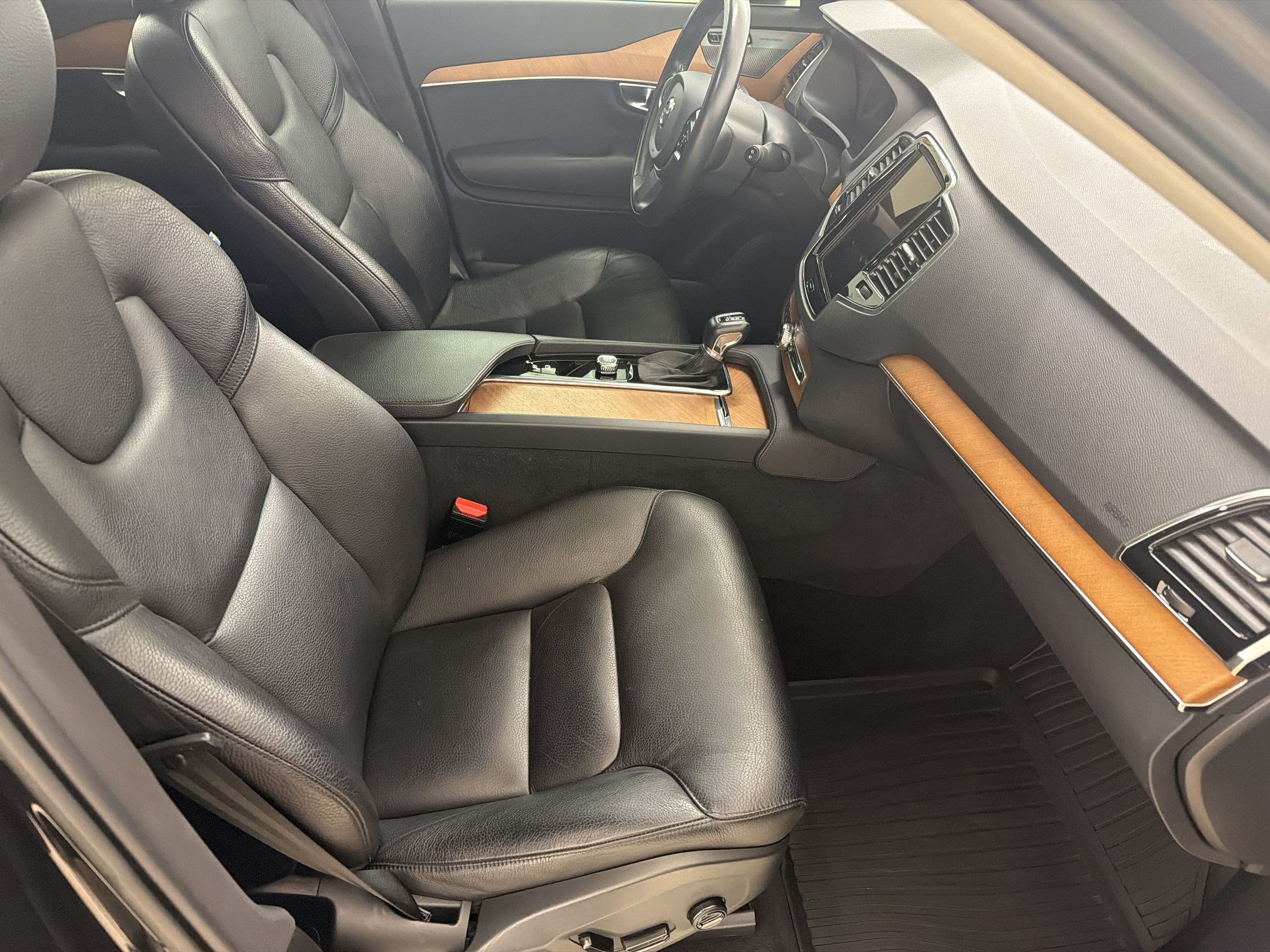 Used 2022 Volvo XC90 T6 Momentum w/ Advanced Package AWD/4WD image 21
