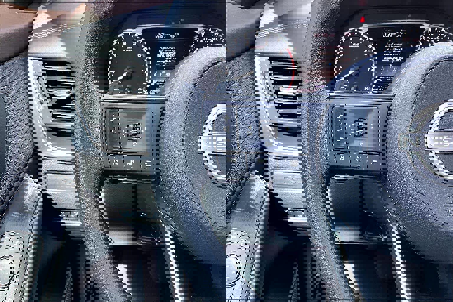 Used 2023 Nissan Rogue S image 26