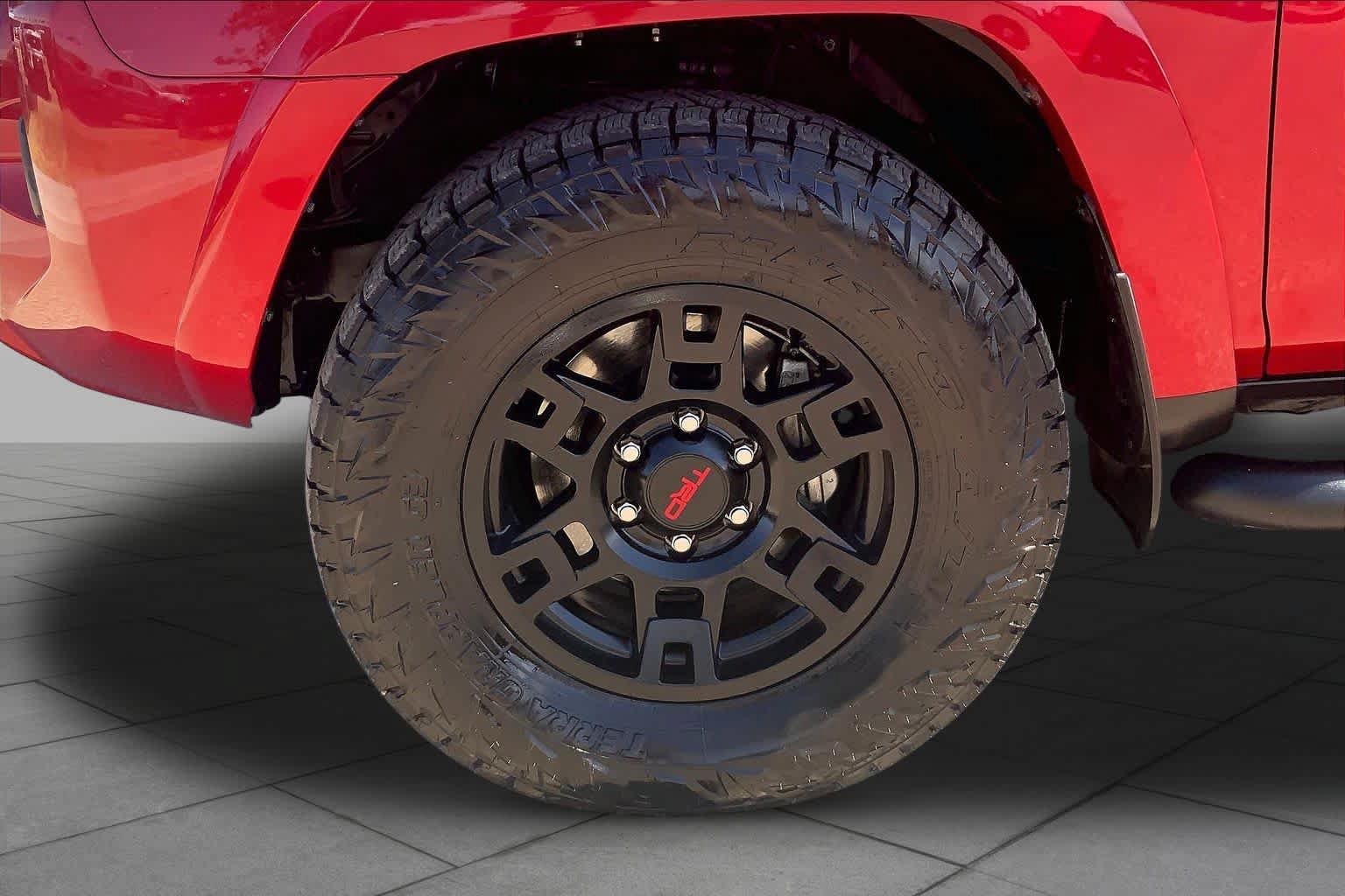 Used 2022 Toyota 4Runner SR5 Premium w/ Moonroof Package AWD/4WD image 10