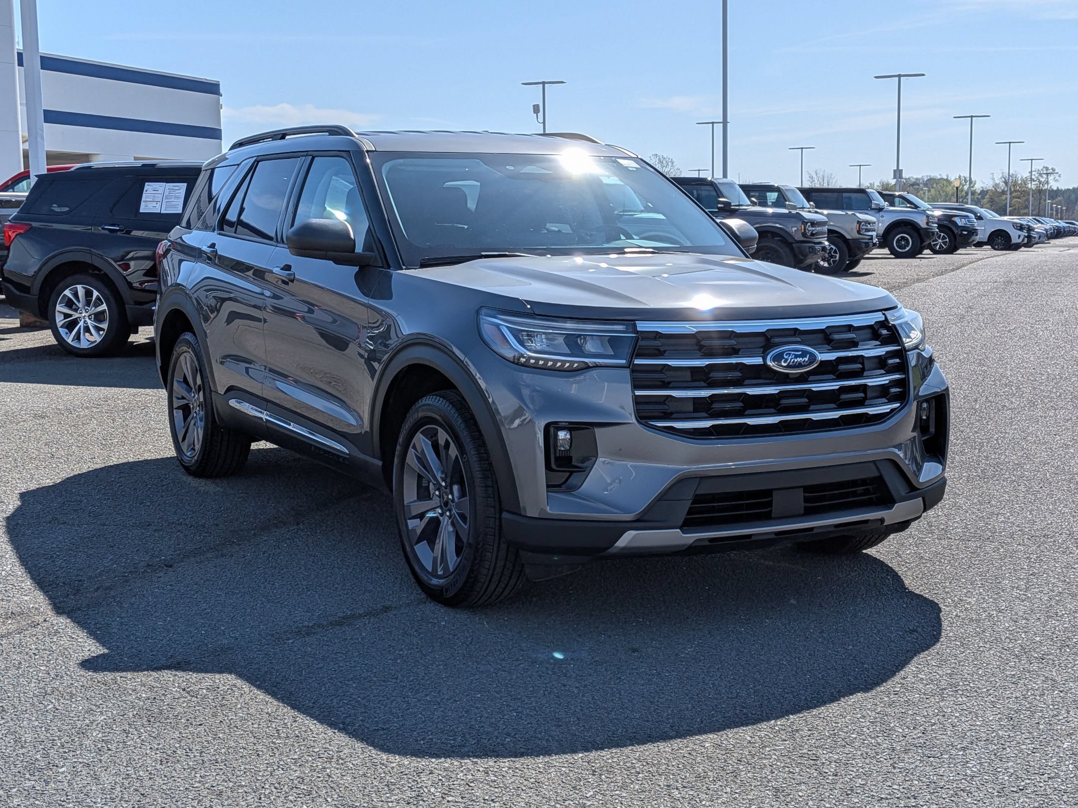 Certified 2025 Ford Explorer Active w/ Active Comfort Package AWD/4WD image 1