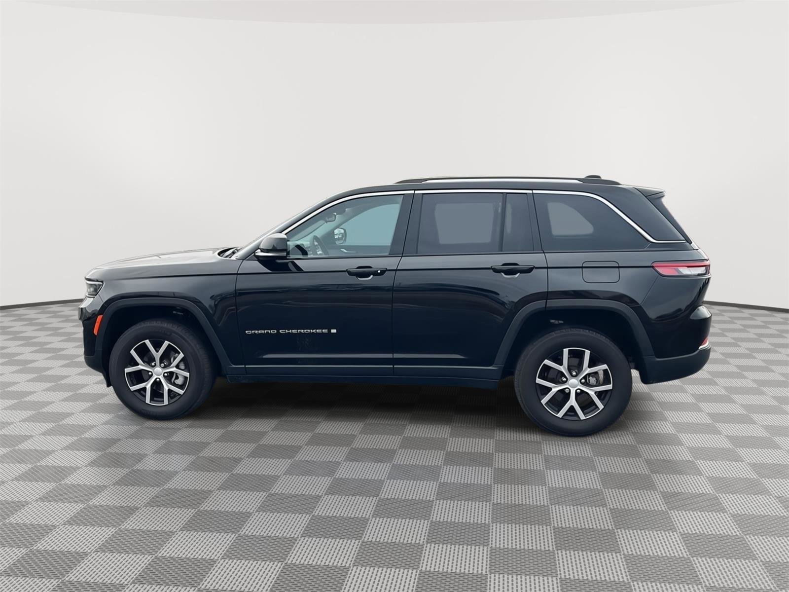 Used 2024 Jeep Grand Cherokee Limited image 2