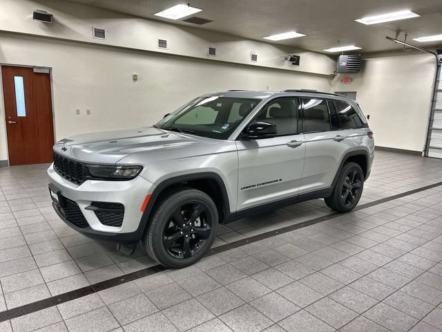 Used 2025 Jeep Grand Cherokee 4WD image 3
