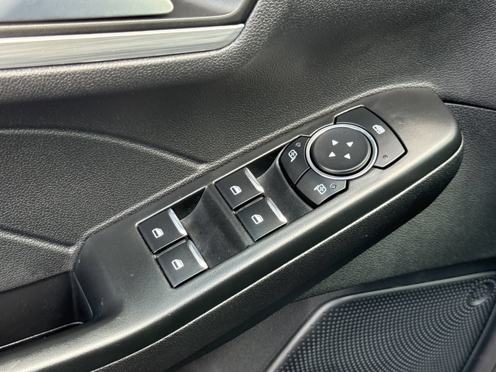 Certified 2025 Ford Escape Platinum FWD image 18