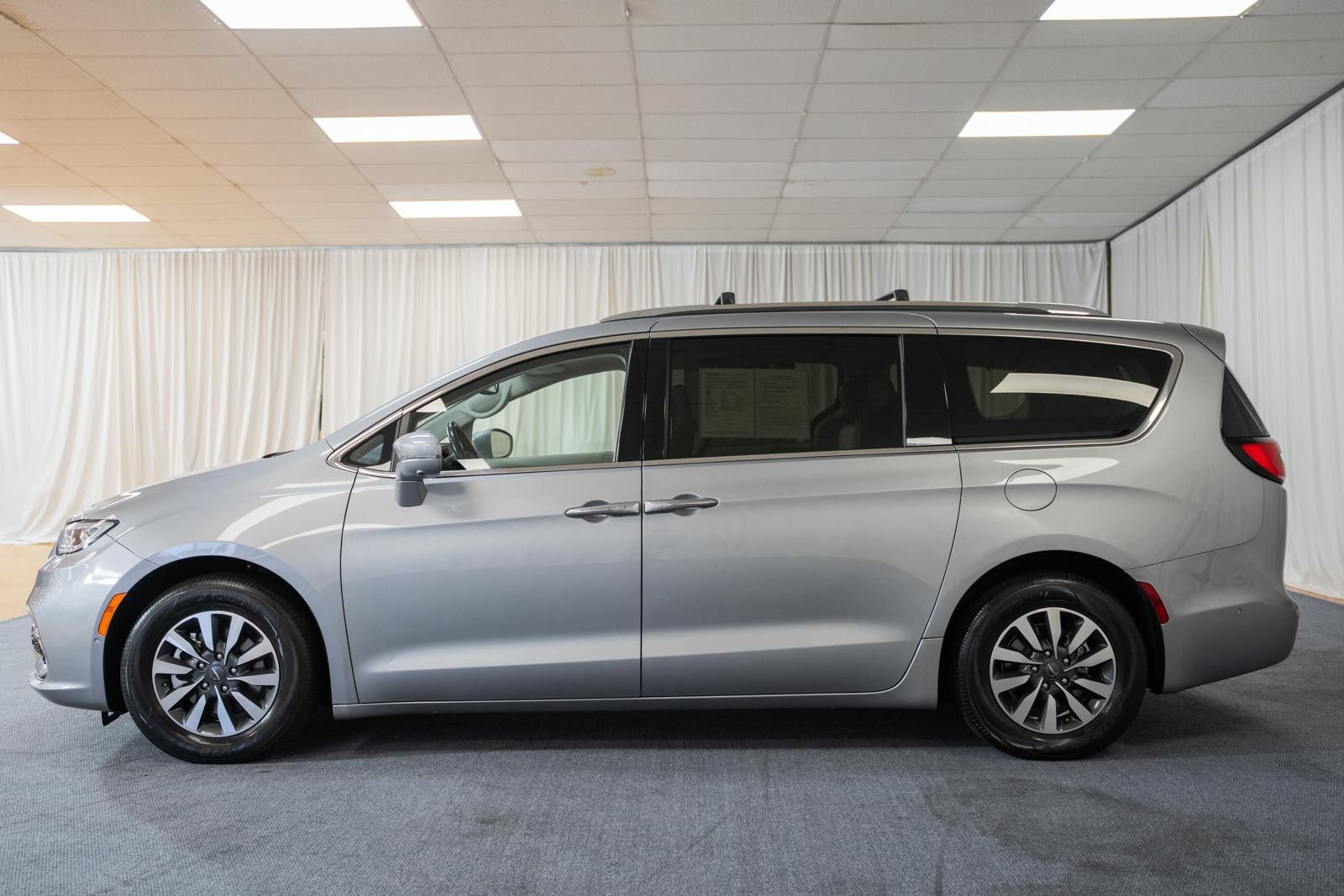 Used 2021 Chrysler Pacifica Touring-L w/ Uconnect Theater Family Group FWD image 4