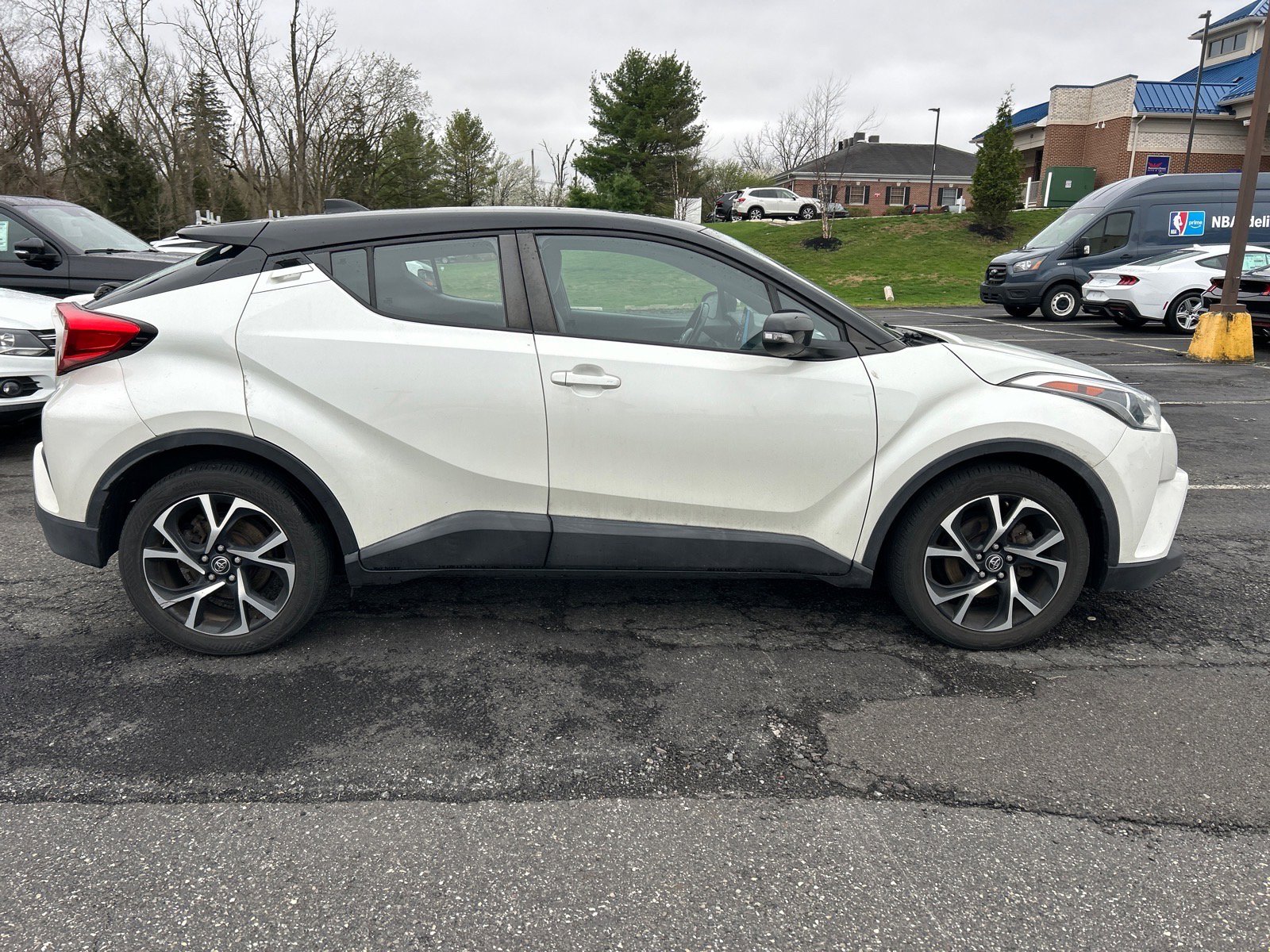 Used 2019 Toyota C-HR XLE image 4