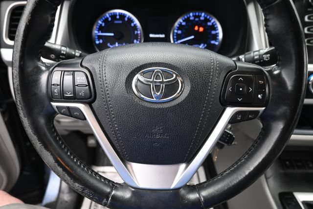 Used 2019 Toyota Highlander Plus AWD/4WD image 16