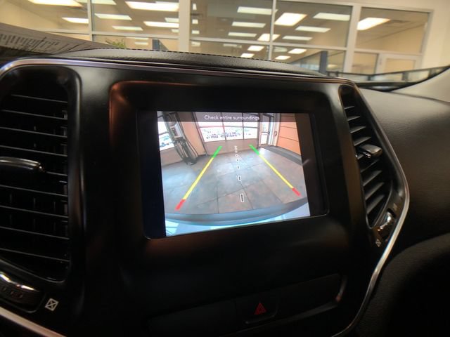Used 2020 Jeep Cherokee Latitude w/ Cold Weather Group AWD/4WD image 16