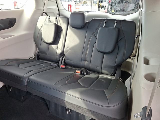 Used 2020 Chrysler Pacifica Touring-L Plus image 10