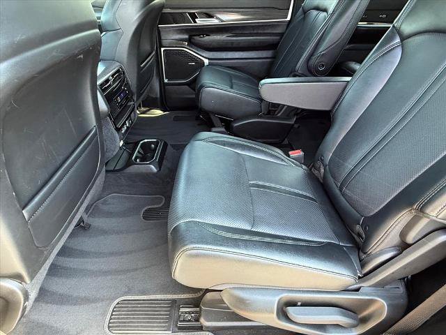 Used 2024 Jeep Wagoneer Series III AWD/4WD image 12