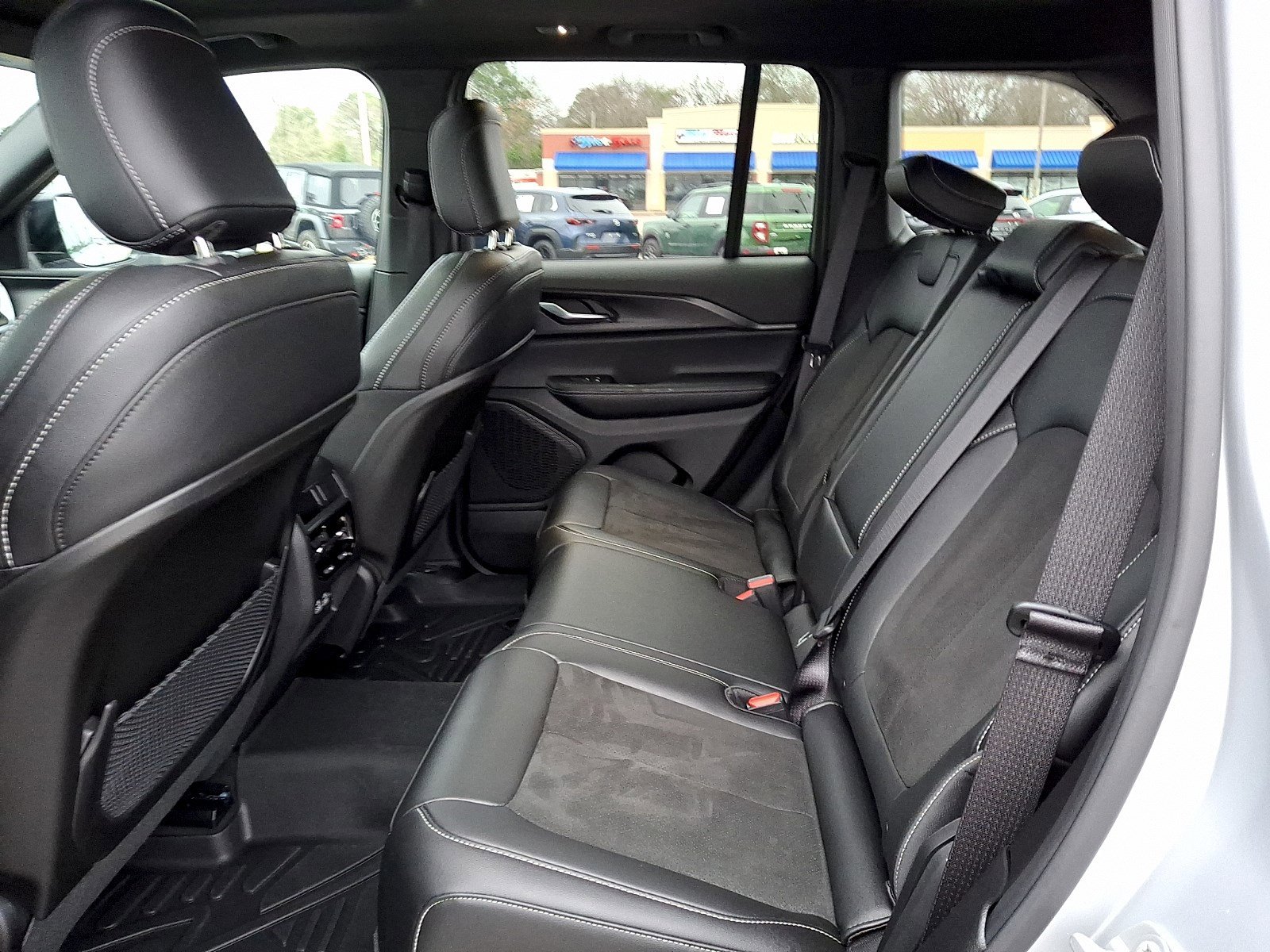 Used 2025 Jeep Grand Cherokee Altitude image 10