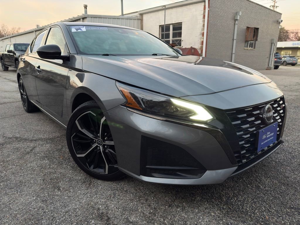 Used 2023 Nissan Altima 2.5 SR w/ SR Premium Package image 1