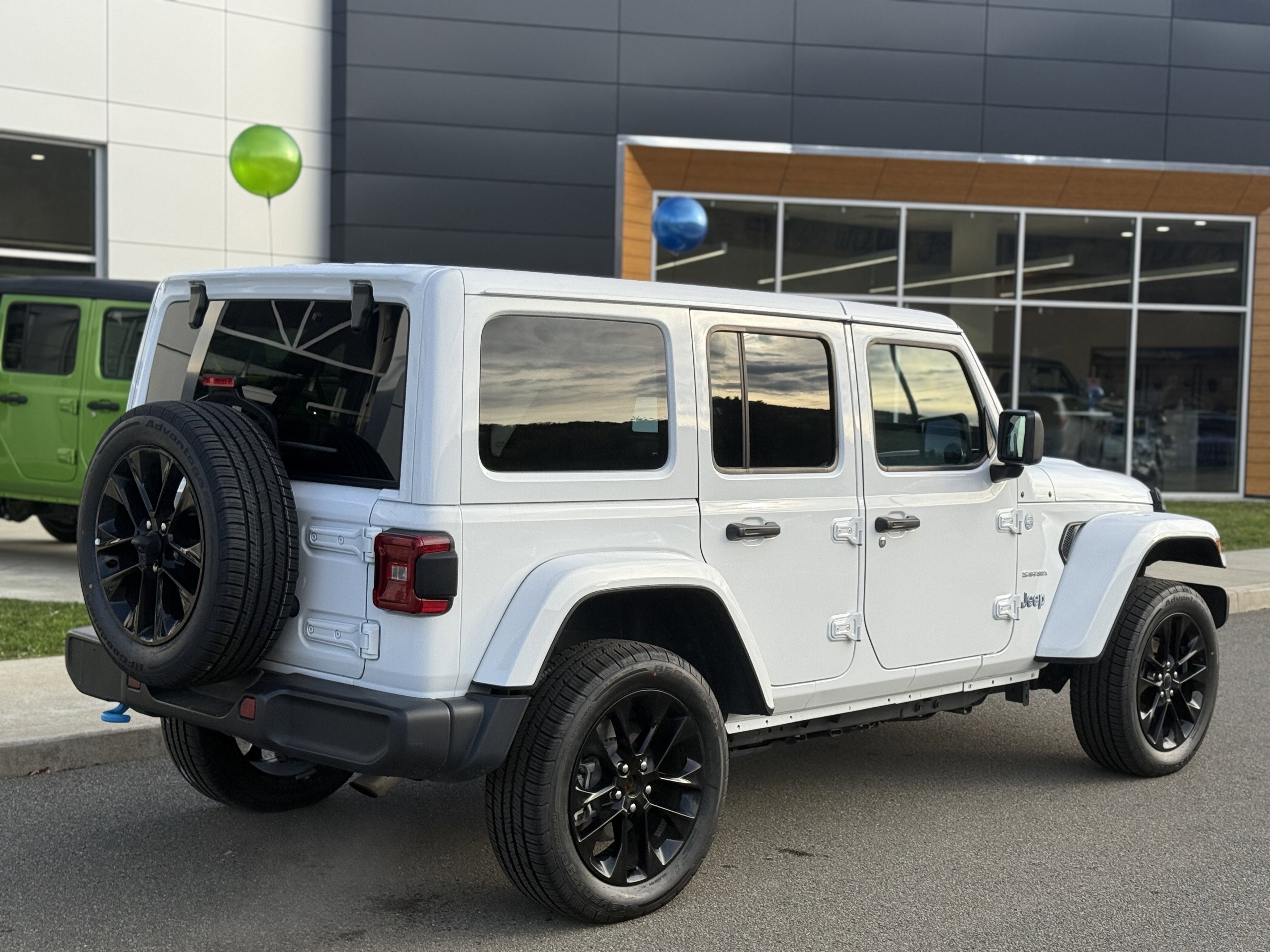 Used 2024 Jeep Wrangler Unlimited Sahara AWD/4WD image 2