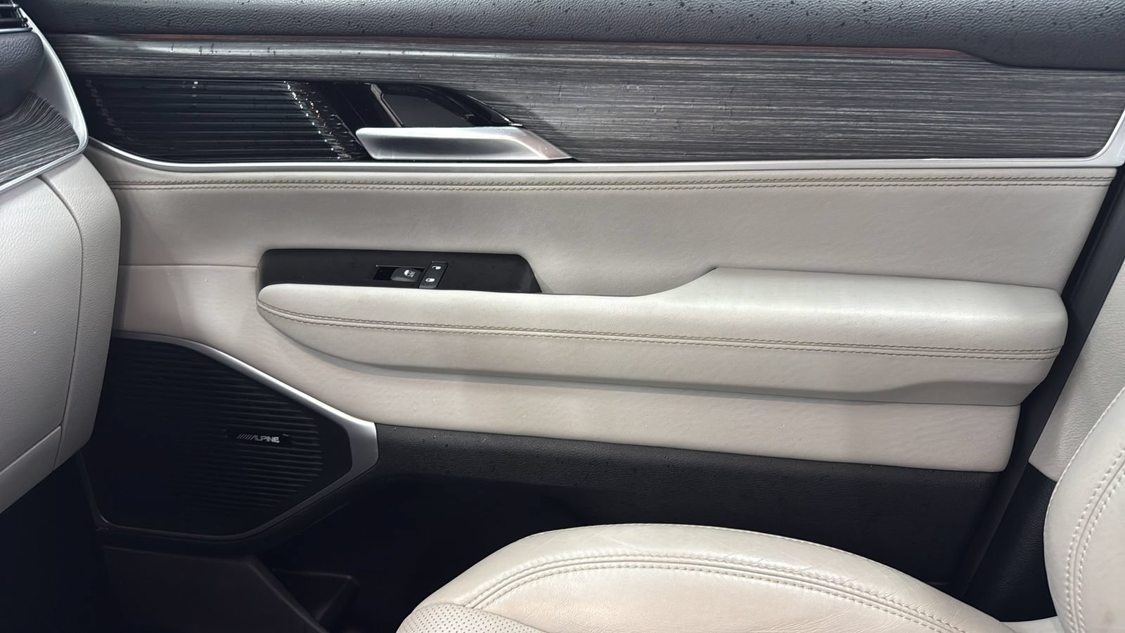 Used 2024 Jeep Wagoneer L Series II RWD image 23