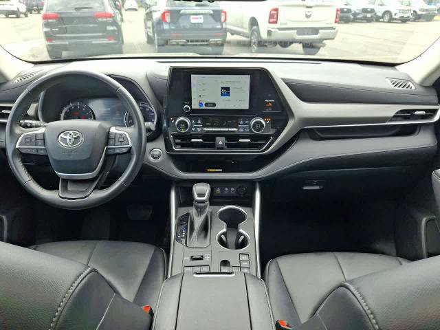 Used 2023 Toyota Highlander XLE AWD/4WD image 10