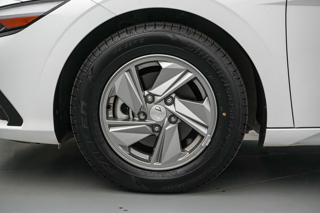 Used 2025 Hyundai Elantra SE FWD image 10