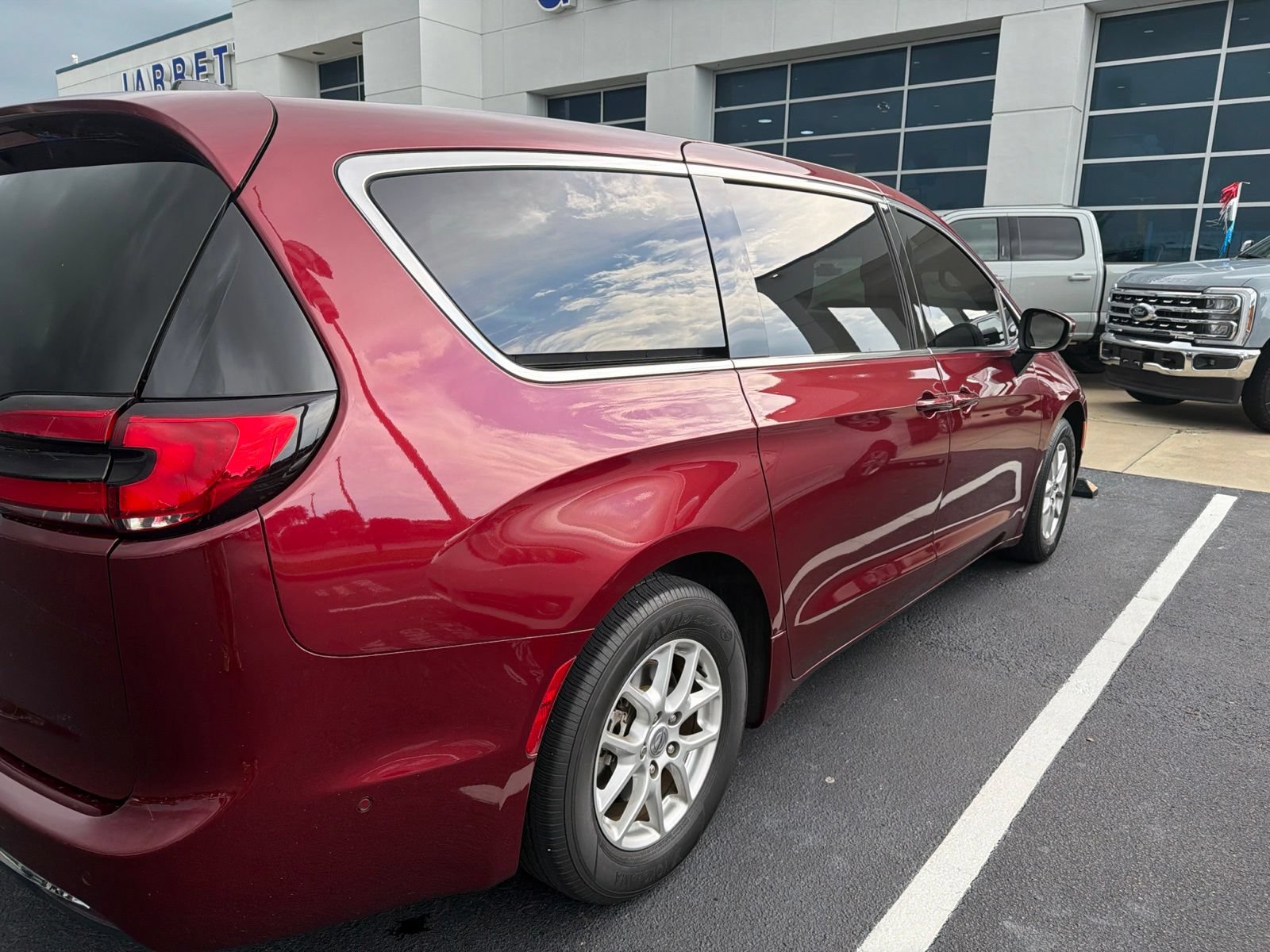 Used 2023 Chrysler Pacifica Touring-L FWD image 4