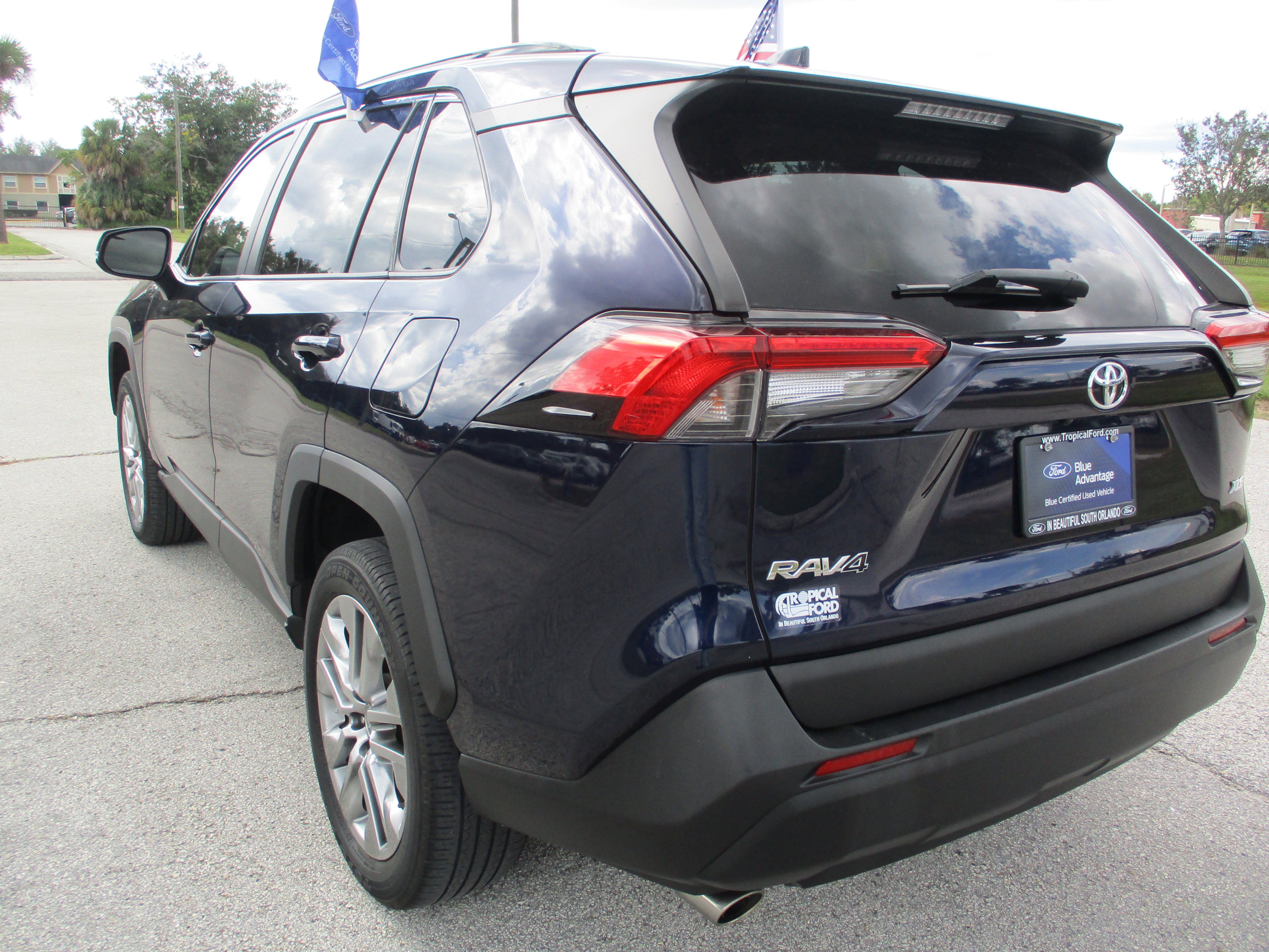 Used 2022 Toyota RAV4 XLE Premium image 3