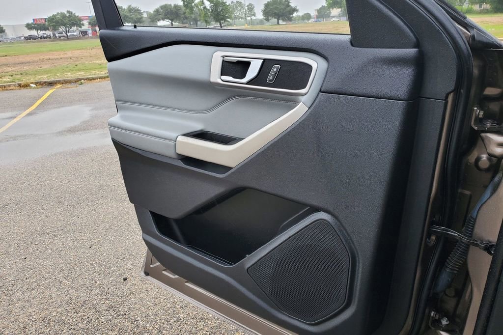 Certified 2021 Ford Explorer XLT w/ Equipment Group 202A RWD image 19