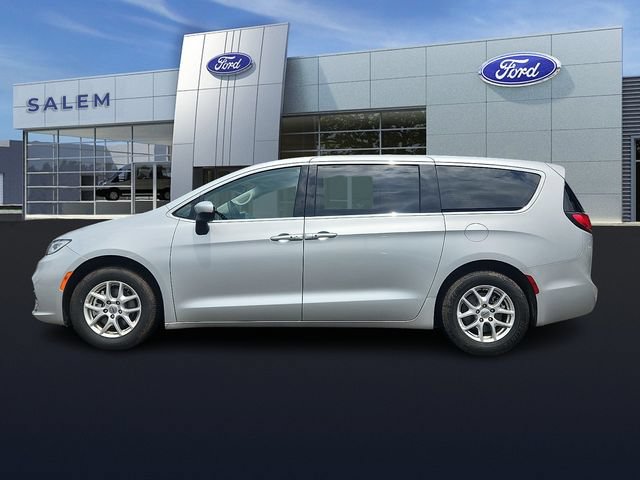 Used 2023 Chrysler Pacifica Touring-L FWD image 5