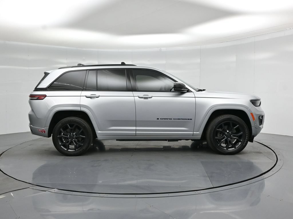 Used 2023 Jeep Grand Cherokee 30th Anniversary AWD/4WD image 26
