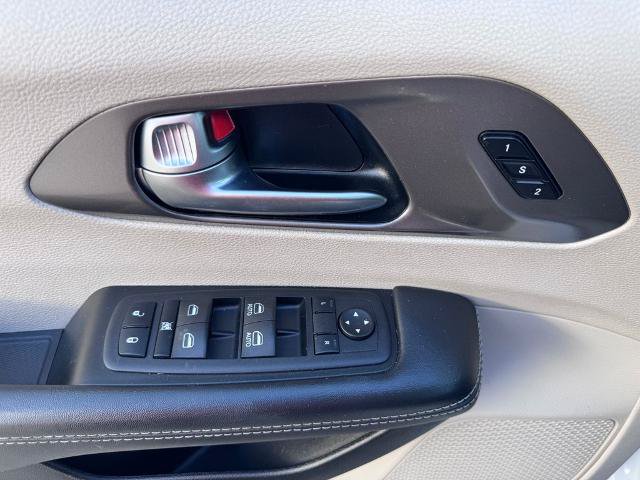 Used 2023 Chrysler Pacifica Touring-L FWD image 17